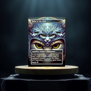 Peut inclure: Une carte Magic: The Gathering appelée "Helm of the Host". C'est une carte d'artefact légendaire - équipement avec un coût de mana de 4. L'illustration de la carte représente un casque argenté avec un visage de chat. Le texte de la carte est le suivant : "Au début du combat de votre tour, créez un jeton qui est une copie de la créature équipée, sauf que le jeton n'est pas légendaire. Ce jeton gagne la hâte. Équiper 6"