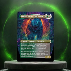 Op de afbeelding: Een ruilkaart met "Arahbo, Roar of the World". De kaart toont een blauwe tijger met gloeiende ogen tegen een achtergrond van een vurige jungle. De kaart bevat tekst met de vaardigheden en statistieken, met een kracht van 5/5.