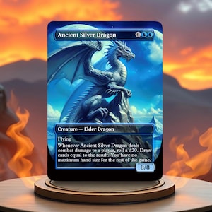 Pode incluir: Um cartão de jogo de fantasia que apresenta um dragão prateado com asas azuis contra um céu azul e branco. O texto do cartão diz "Ancient Silver Dragon" com um custo de mana de 6 mana azuis. O cartão é uma criatura - Dragão Ancião com a habilidade "Voar" e "Sempre que o Dragão Prateado Antigo inflige dano de combate a um jogador, role um d20. Compre cartas iguais ao resultado. Você não tem um tamanho máximo de mão para o resto do jogo." O cartão tem uma força de 8 e uma resistência de 8.