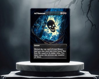Op de afbeelding: Een Magic: The Gathering kaart met een blauwe en zwarte achtergrond. De kaart heeft de titel "Ad Nauseam" en toont een schedel in het midden. De tekst op de kaart luidt: "Onthul de bovenste kaart van je bibliotheek en leg die kaart in je hand. Je verliest levens punten gelijk aan de manakost van de kaart. Je mag dit proces zo vaak herhalen als je wilt."