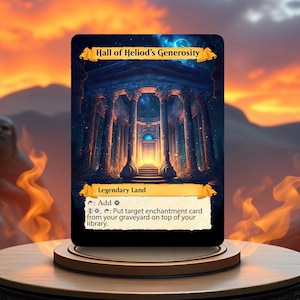 Könnte beinhalten: Eine Magic: The Gathering Karte, die ein großes, verziertes Gebäude mit einer leuchtenden Tür zeigt. Die Karte trägt den Titel "Hall of Heliod's Generosity" und ist ein Legendäres Land. Der Kartentext lautet: "Hinzufügen : Hinzufügen . 1,: Lege eine Ziel-Verzauberungskarte von deinem Friedhof auf die Oberseite deines Decks."