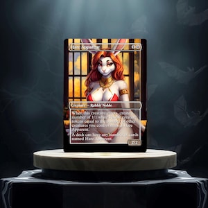 Könnte beinhalten: Eine Fantasy-Sammelkarte mit einem weißen Kaninchen mit roten Haaren und einem roten und goldenen Outfit. Die Karte trägt den Titel "Hare Apparent" und den Text "Creature - Rabbit Noble" sowie "Wenn diese Kreatur ins Spiel kommt, erzeuge eine Anzahl von 1/1 weißen Kaninchen-Kreaturenmarken, die der Anzahl anderer Kreaturen entspricht, die du kontrollierst, die Hare Apparent heißen. Ein Deck kann eine beliebige Anzahl von Karten namens Hare Apparent enthalten. 2/2".