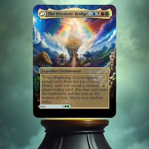 Może przedstawiać: Karta Magic: The Gathering z tęczą i krajobrazem w tle. Karta nosi tytuł "The Prismatic Bridge" i jest legendarną czarną magią. Tekst karty brzmi: "Na początku twojej utrzymanki, odsłoń karty z wierzchu twojej biblioteki, aż odsłonisz stworzenie lub kartę planeswalkera. Umieść tę kartę na polu bitwy, a resztę na spodzie twojej biblioteki w losowej kolejności."