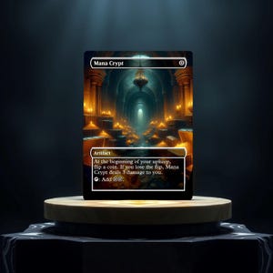 Puede incluir: Una carta de Magic: The Gathering llamada "Mana Crypt". Es una carta de artefacto con un borde dorado. El arte de la carta representa una cripta de piedra oscura con cofres dorados brillantes y una lámpara de araña. El texto de la carta dice: "Artefacto. Al comienzo de tu mantenimiento, lanza una moneda. Si pierdes el lanzamiento, Mana Crypt te inflige 3 daños. :Añade 000".