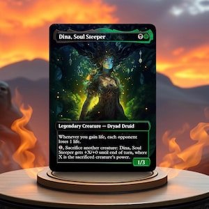 Op de afbeelding: Een groene, zwarte en witte Magic: The Gathering kaart met een vrouwelijk wezen met groene huid en een kroon van bladeren. De kaarttekst luidt "Dina, Zielendief" en "Legendarisch Wezen - Dryade-Druïde".
