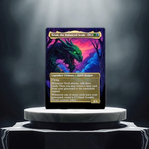 Puede incluir: Una carta de Magic: The Gathering con "Teval, the Balanced Scale". La carta muestra un dragón verde con una ilustración detallada sobre un fondo vibrante y colorido. La carta es una Criatura Legendaria - Dragón Espíritu con el texto "Volar".