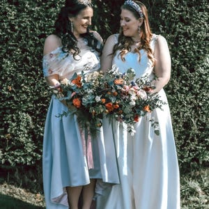 Ivoorkleurige satijnen bruidsjumpsuit met wijde pijpen, maat UK20 Plus maat bruid