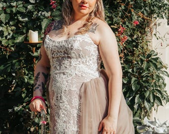 Grijs en ivoorkleurige trouwjurk. Britse maat 18. Tule en kant met korsetrug, afneembare overrok en bandje.