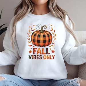 Herbst Vibes nur Sweatshirt, Buffalo karierten Kürbis Herbst Shirt, kuscheliger Rundhalsausschnitt, Thanksgiving Pullover, niedliches Herbstgeschenk für Sie