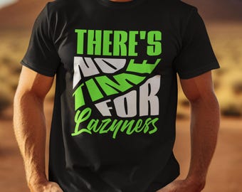 Puede incluir: Camiseta negra con el texto "THERE'S NO TIME FOR Lazyness" en blanco y verde. La camiseta es de cuello redondo y la lleva puesta una persona.
