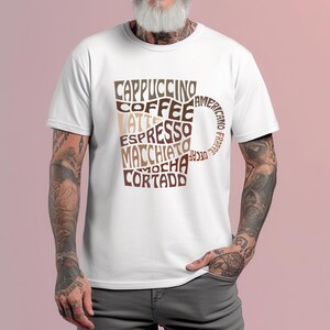 Może przedstawiać: Biała koszulka z nadrukiem filiżanki do kawy, wykonana ze słów związanych z kawą w kolorze brązowym, takich jak "Cappuccino", "Latte" i "Espresso". Słowa tworzą kształt filiżanki do kawy. Koszulka jest noszona przez wytatuowaną osobę.