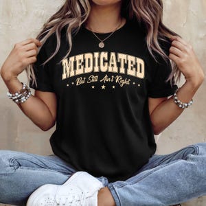 Camiseta &quot;Medicado pero aún no me siento bien&quot;: Divertida camiseta de salud mental