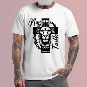 信仰の男Tシャツ、ライオンと十字架のクリスチャンシャツ、宗教グラフィックTシャツ、男性用信仰シャツ、聖書の一節Tシャツ、彼への贈り物、