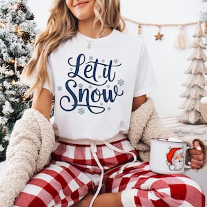 Let It Snow Shirt, Winter Christmas Tee, Cute Holiday Snowflake T-Shirt, Festive Script Graphic Top, Gift for Her, Cozy Winter Shirt