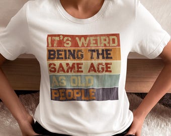 Camiseta "Es raro tener la misma edad que las personas mayores", divertida camiseta con humor sobre el envejecimiento