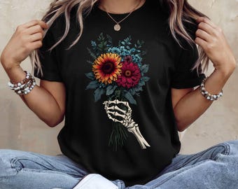 Camiseta con calavera floral y mano de esqueleto: camiseta gótica grunge de Halloween