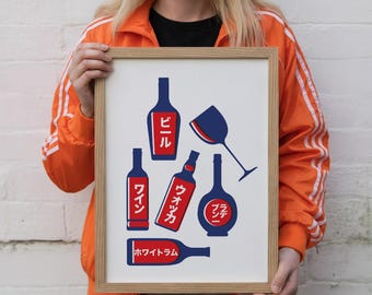 Könnte beinhalten: Ein gerahmter Druck mit stilisierten Illustrationen von Spirituosenflaschen und einem Weinglas in Marineblau und Rot. Japanischer Text ist auf den Flaschen enthalten. Der Druck wird von einer Person in einer orangefarbenen Jacke gehalten.