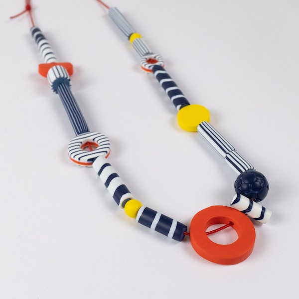 Long collier breton tendance - Perles à rayures graphiques - Collier en pâte polymère - Collier couleurs primaires - Cadeau original pour femme