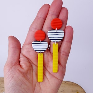 Bretonse rode en gele hangoorbellen: kleurrijke statement-sieraden