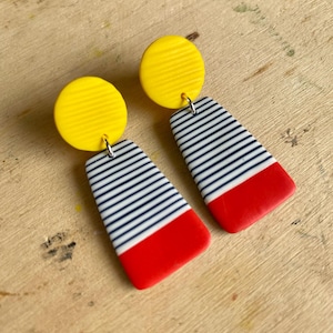 Gestreepte Bretonse hangoorbellen: rood, geel, marineblauw, sterlingzilveren stiften