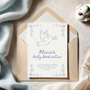 Pode incluir: Um cartão branco com bordas florais azuis e uma ilustração de uma pomba azul. O cartão diz "Olivia's Baby Dedication" e inclui um versículo bíblico do Salmo 127:3.