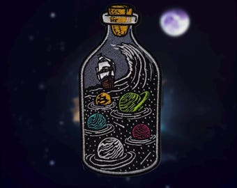 Space Piratenschiff Aufnäher – Im Dunkeln leuchtende Planeten