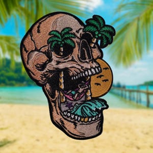 Puede incluir: Parche bordado con una calavera con palmeras en las cuencas de los ojos. La boca de la calavera revela una hamaca, olas y un sol poniente. El parche tiene un tema de playa con un ambiente tropical.