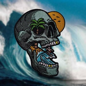 Skull Island Surf Velcro Patch – Geborduurde patch met schedel, palmboom, golven, zonsondergang voor rugzak, jas, strand, branding, piraat Esthetiek!
