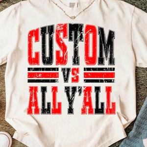 Może przedstawiać: Biała koszulka z napisem "CUSTOM VS ALL Y'ALL" w czarnych i czerwonych literach blokowych. Koszulka ma okrągły dekolt i krótkie rękawy. Tekst ma postarzany, vintage wygląd.
