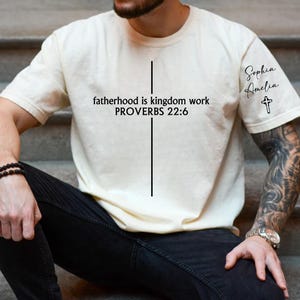 Personlig kristen pappa-tröja, anpassad faderskap är Guds rikes arbete-tröja, present till religiös pappa-tröja, bibelvers fars dag-tröja