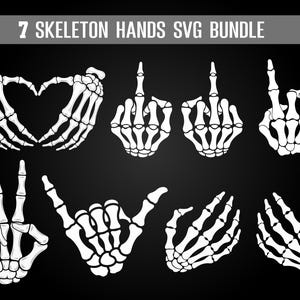Op de afbeelding: Een zwarte achtergrond toont zeven witte illustraties van skelet handen. De handen zijn gerangschikt in verschillende gebaren, waaronder een hartvorm, de middelvinger en een rock-and-roll handteken. Tekst bovenaan luidt "7 SKELETON HANDS SVG BUNDLE."