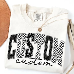 PNG personalizado, letras de estrella de leopardo con tablero de ajedrez retro personalizado, diseño de camiseta para el día del juego con espíritu escolar, PNG de sublimación universitaria