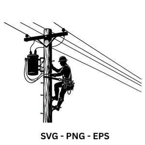 Op de afbeelding: Een zwart-witte grafische illustratie van een elektricien met een veiligheidshelm en gereedschapsgordel die in een houten elektriciteitspaal klimt. De paal is voorzien van een transformator en elektriciteitskabels. Onderaan staat de tekst SVG - PNG - EPS.