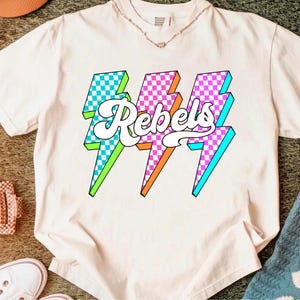 Rebels png, damier png, sublimation de rebelles rétro, game day png, chemise rebelle png, mascotte rebelles, néon png de rebelles, dtf Design