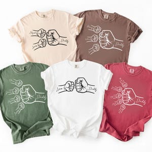 Komfortfärger Anpassad pappahand med barnnamn T-shirt, hållande pappafingrar T-shirt, Anpassad barnnamn T-shirt, Fars dag-present, Fars dag-tröja