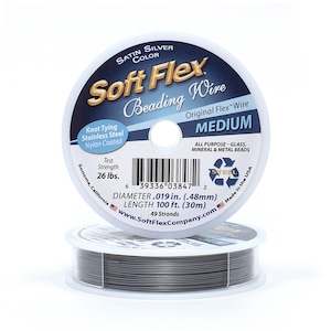 Op de afbeelding: Een spoel zilverkleurige Soft Flex kralen draad, met de tekst "Medium" en "Original Flex Wire". De draad is 30 meter lang en heeft een diameter van 0,48 mm. Het is gemaakt in de VS en geschikt voor alle soorten kralen.