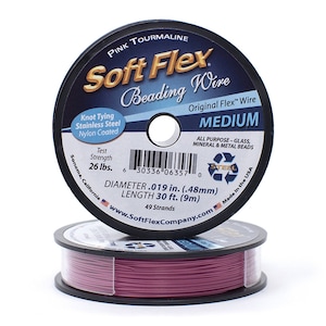 Op de afbeelding: Een spoel roze Soft Flex kralendraad, met de tekst "Medium" en "Original Flex Wire". De spoel is 9 meter lang en heeft een diameter van 0,48 mm. Het is gemaakt in de VS en is geschikt voor alle soorten kralen, inclusief glas, mineraal en metaal.
