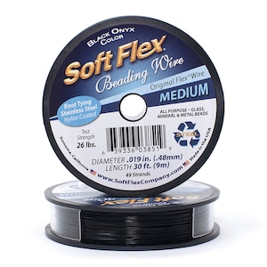 Op de afbeelding: Een spoel zwarte Soft Flex kralendraad, met het label "Original Flex Wire" en "Medium". De spoel is 9 meter lang en heeft een diameter van 0,48 mm. Het is gemaakt in de VS en is ontworpen voor alle soorten kralen, inclusief glas, mineraal en metaal.