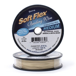 Puede incluir: Dos carretes de alambre para abalorios Soft Flex. La etiqueta dice "Original Flex Wire MEDIUM" y "ALL PURPOSE - GLASS, MINERAL & METAL BEADS". El alambre es de nailon recubierto, acero inoxidable y para anudar. El diámetro es de 0,48 mm y la longitud es de 30,48 m.