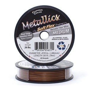 Op de afbeelding: Twee spoelen koperkleurig metaaldraad. De bovenste spoel heeft een zwart etiket met witte tekst met de tekst "Metallics" en "Medium". Het etiket geeft ook aan dat de draad knoopvast, roestvrij staal en met nylon gecoat is. De draaddiameter is 0,48 mm en de lengte is 9 m.