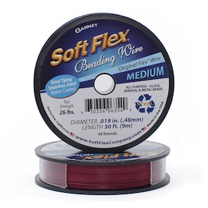 Op de afbeelding: Een spoel met Soft Flex kralendraad in granaatrood, met het label "Original Flex" draad, "Medium", "All Purpose - Glass, Mineral & Metal Beads" en "49 Strands". De spoel is 30 voet (9 meter) lang en heeft een diameter van 0,019 inch (0,48 millimeter).