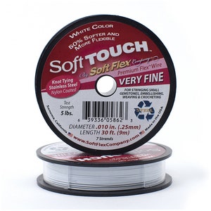 Op de afbeelding: Witte Soft Touch Premium Flex Wire, zeer fijn, 50% zachter en flexibeler, 7 strengen, 0,25 mm diameter, 9 meter lang, knoopvast roestvrij staal, nylon gecoat, gemaakt in de VS.