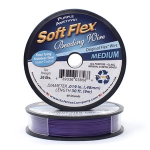 Op de afbeelding: Een spoel met paarse Soft Flex kralen draad, met de tekst "Original Flex Wire" en "Medium". De spoel is 9 meter (30 voet) lang en heeft een diameter van 0,48 mm (0,019 inch).