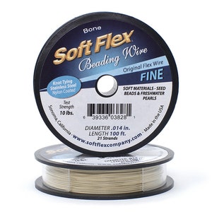 Puede incluir: Dos carretes de hilo para abalorios Soft Flex. La etiqueta negra dice "Soft Flex Beading Wire" y "Fine". El hilo es para anudar, de acero inoxidable y recubierto de nailon. El diámetro es de 0,36 mm y la longitud es de 30,48 m. Resistencia a la tracción de 4,54 kg.