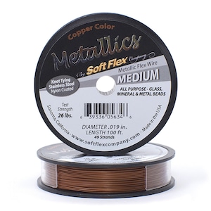 Op de afbeelding: Een spoel met koperkleurig Soft Flex Metallics-draad voor het maken van sieraden. De spoel is gemarkeerd met "Medium" en heeft een treksterkte van 26 lbs. De draad heeft een diameter van 0,019 inch en is 100 voet lang. Het is gemaakt in de VS.