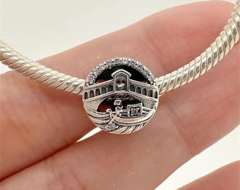 Encanto calado del puente de Rialto de Venecia