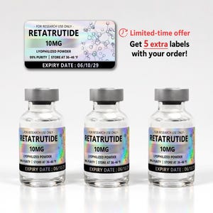 Könnte beinhalten: Drei klare Glasfläschchen mit grauen Verschlüssen, jedes mit einem holografischen Etikett mit der Aufschrift RETATRUTIDE 10MG, LYOPHILIZED POWDER, 99% PURITY, STORE AT 36-46 F und EXPIRY DATE: 06/10/29. Ein passendes Etikett ist darüber abgebildet.