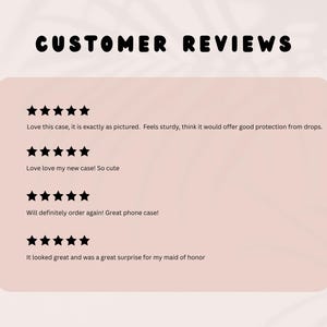 Op de afbeelding: Een lichtroze achtergrond met de woorden "CUSTOMER REVIEWS" in het zwart. Vier klantbeoordelingen worden weergegeven, elk met een vijfsterrenbeoordeling en een korte productbeschrijving.