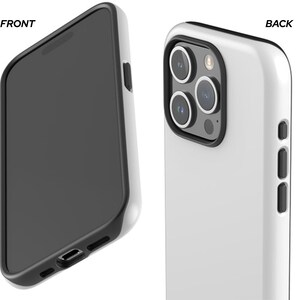 Puede incluir: Una funda de tel&eacute;fono blanca con borde negro, mostrada desde la parte delantera y trasera. La parte delantera muestra una pantalla negra, mientras que la parte trasera presenta una matriz de c&aacute;mara y botones laterales. La funda est&aacute; dise&ntilde;ada para proteger un smartphone.