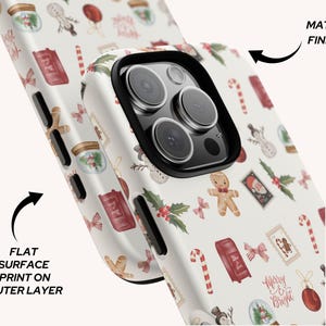 Op de afbeelding: Witte telefoonhoes met een matte afwerking en een platte print met een feestelijk kerstpatroon. Het ontwerp bevat peperkoekenmannetjes, zuurstokken, sneeuwbollen en de tekst "Merry & Bright".